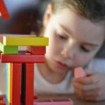 Integración sensorial y TDAH: niña concentrada en un juego de bloques