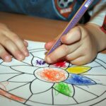 señales de alerta del desarrollo infantil en Panamá: niño en evaluación del desarrollo en Neurocrecer Kids