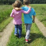 Ansiedad en niños: dos hermanos caminando juntos con apoyo y acompañamiento — Neurocrecer Kids Panamá