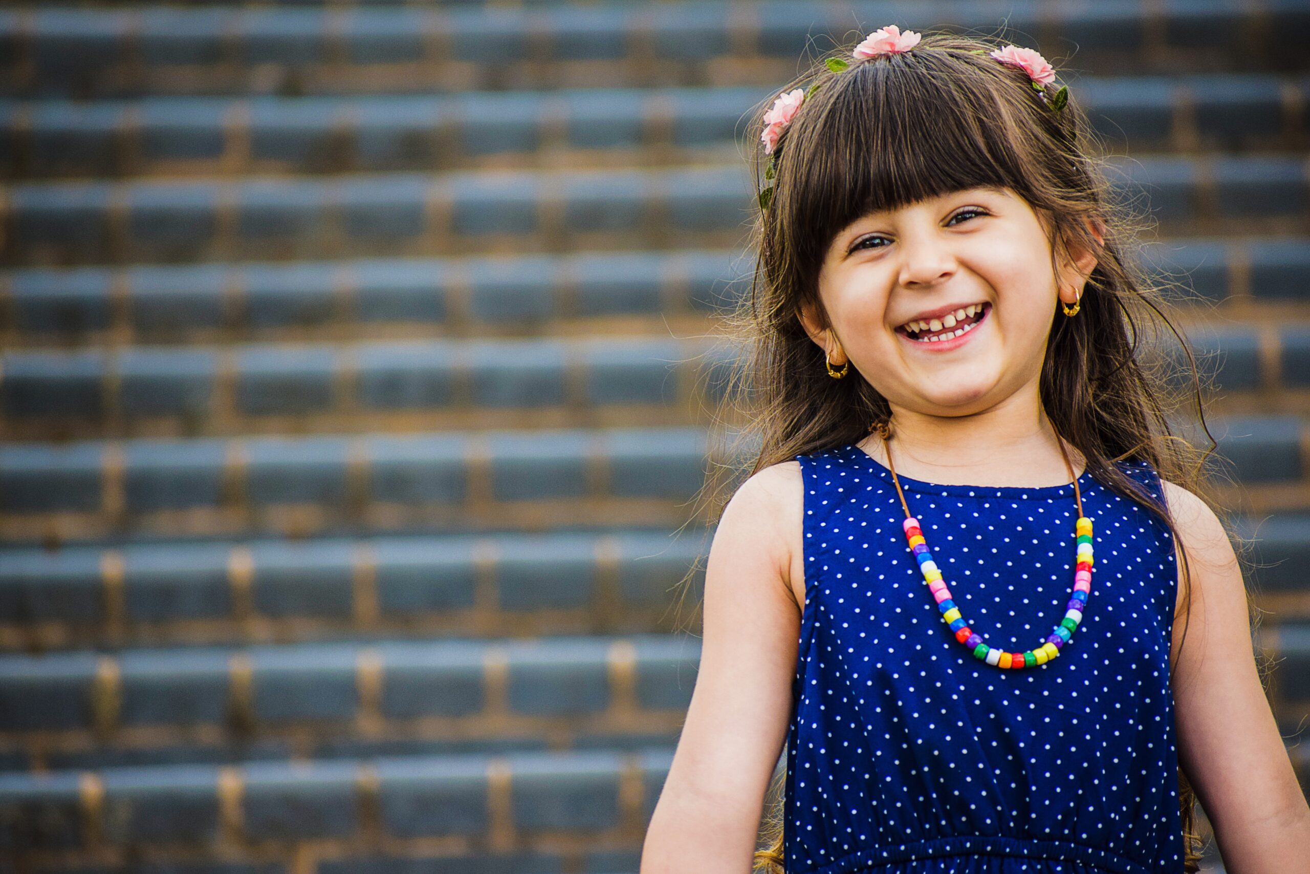 Niña sonriendo: apoyo para la tartamudez en niños en Panamá en Neurocrecer Kids