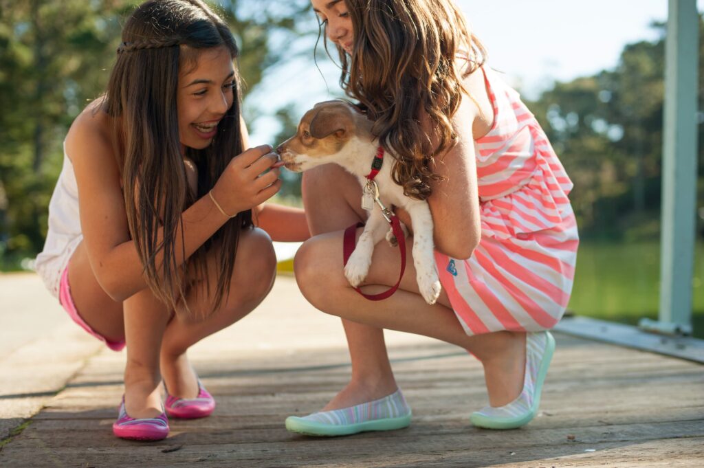 Tratamiento psicológico del autismo: niñas compartiendo juego y vínculo social