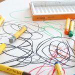 Niño dibujando con crayones para expresar emociones durante las rabietas en niños en Panamá