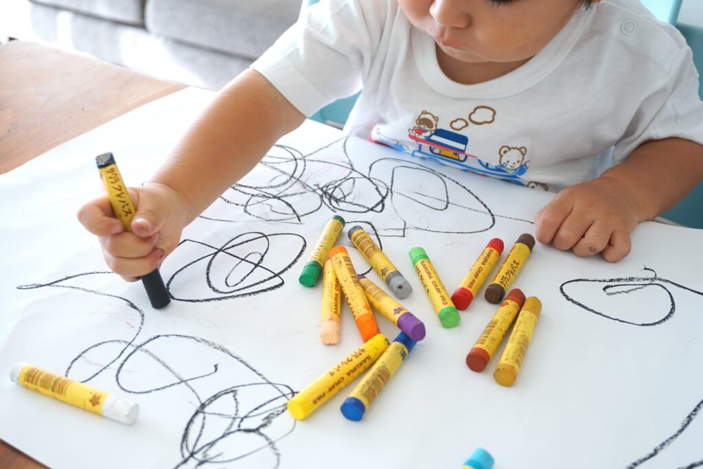 Consecuencias del TDAH no tratado: niño trabajando con apoyo en Neurocrecer Kids, Panamá
