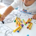 Dislexia en niños: niña escribiendo y dibujando en una mesa, Neurocrecer Kids Panamá