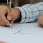 Evaluación de TDAH en niños en Panamá: niño concentrado en una tarea escolar — Neurocrecer Kids