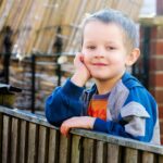 Evaluación de autismo en niños en Panamá: niño pequeño sonriendo durante una valoración del desarrollo — Neurocrecer Kids