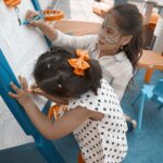 Evaluación neuropsicológica infantil en Panamá: niñas en actividad de evaluación en Neurocrecer Kids