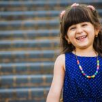 Niña sonriendo durante su terapia de lenguaje para niños en Panamá — Neurocrecer Kids