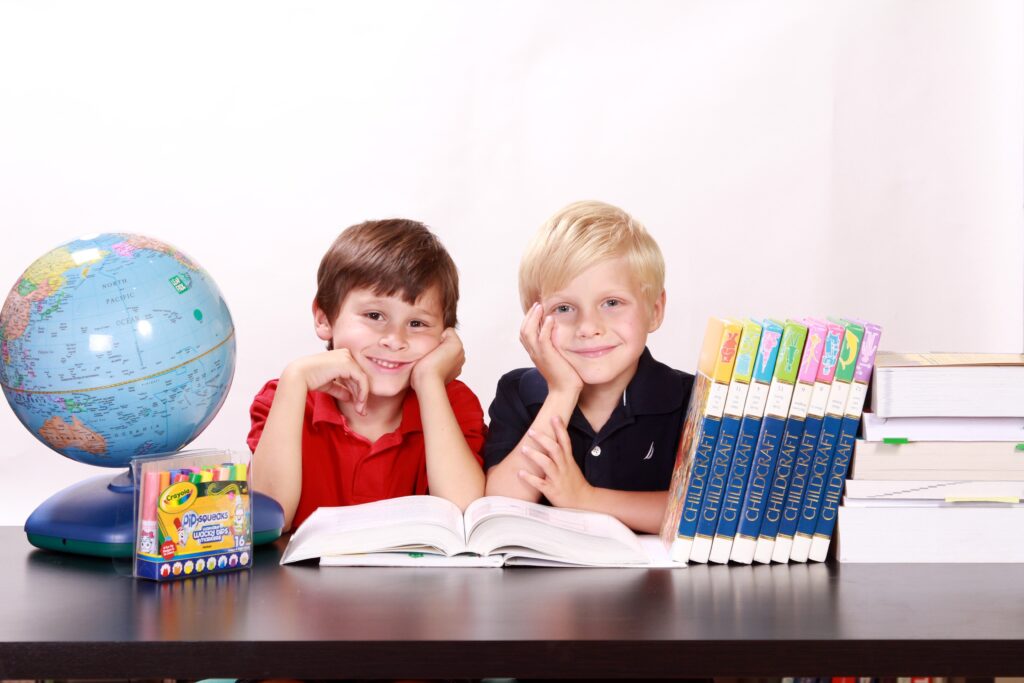 Colaboración entre maestros y terapeutas: apoyo escolar para niños con autismo y TDAH en Panamá