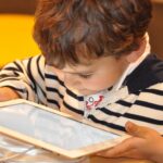 Niño usando una tablet: pantallas y desarrollo infantil en Panamá