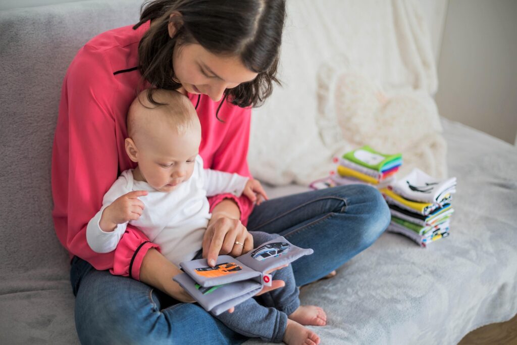 Mamá leyendo un libro con su bebé, una alternativa a las pantallas para el desarrollo infantil en Panamá